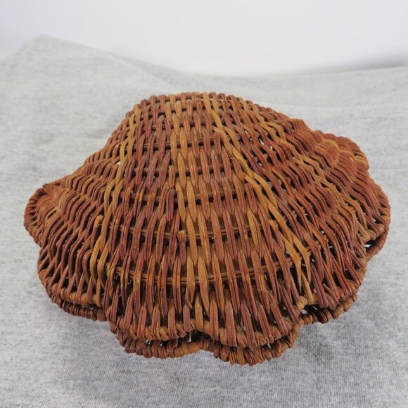 Wicker Basket Clam Shell & Spider Conch Sea Shell - Picture 2 of 13